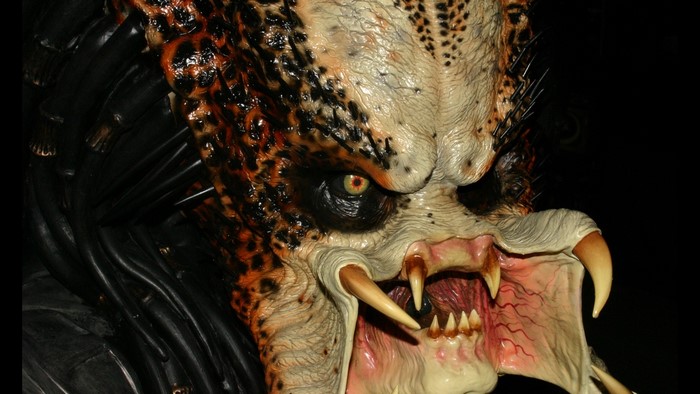 Predator mask with mandibles and sharp teeth