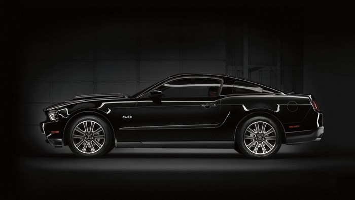 Black Ford Mustang 5.0