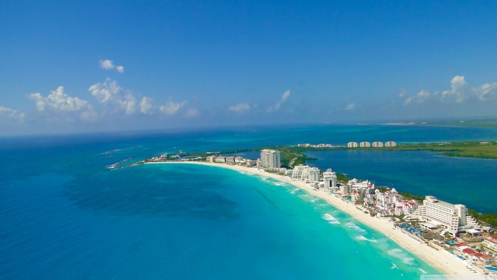 Cancun Beachfront Hotels and Turquoise Waters