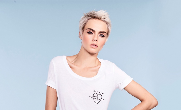 Cara Delevingne in white t-shirt
