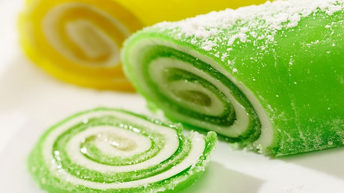 Green and yellow fruit jelly rolls
