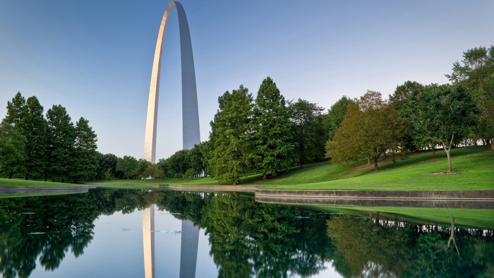 Gateway Arch National Park with pond reflection