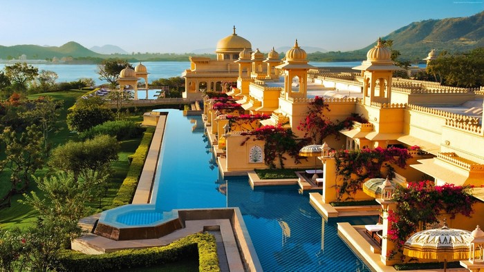 Oberoi Udaivilas Hotel with infinity pool and lake