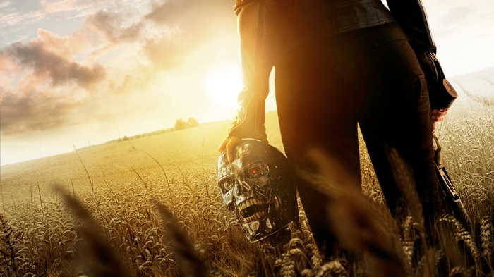 Sarah Connor from Terminator Genisys holding a Terminator skull
