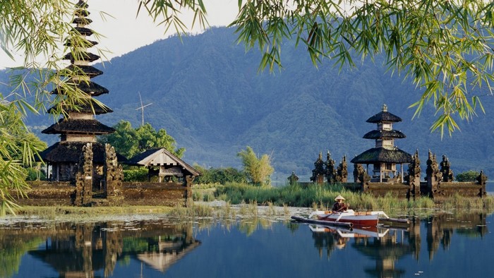 Pura Ulun Danu temple on a lake with mountains
