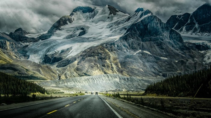 Icefields Parkway Alberta Road with Mountains and Glacier