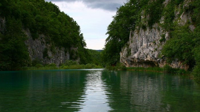 Green River Between Rocky Cliffs