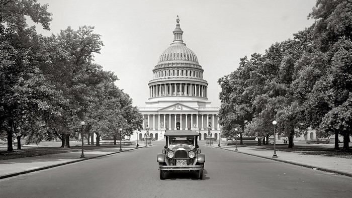Antique car in front of the U.S. Capitol Building