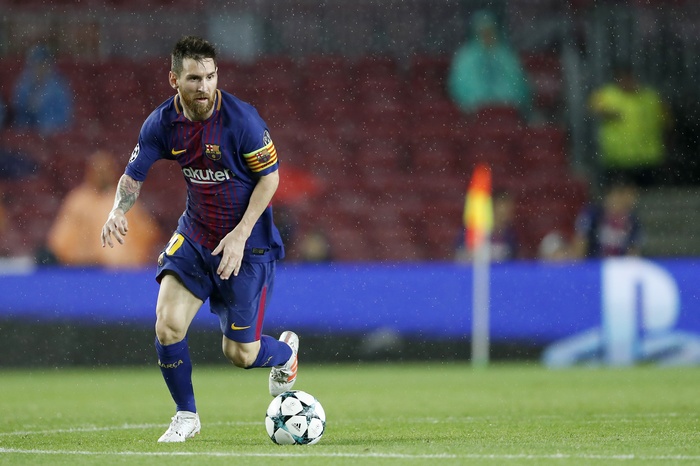 Lionel Messi playing football in the rain