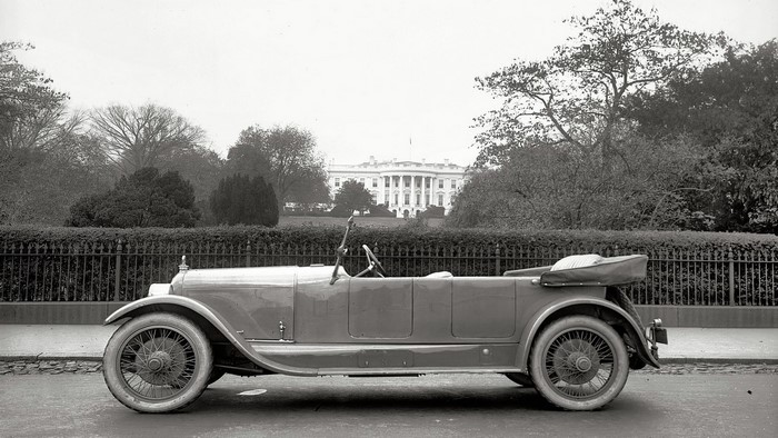 President's car in front of the White House