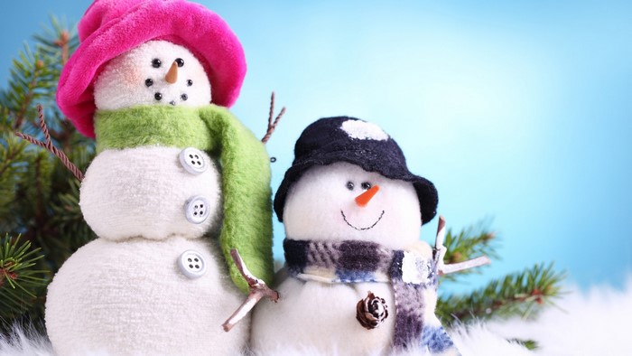 Two cute snowmen with hats and scarves