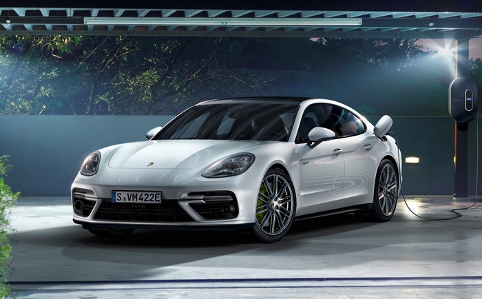 2018 Porsche Panamera Turbo S E-Hybrid charging