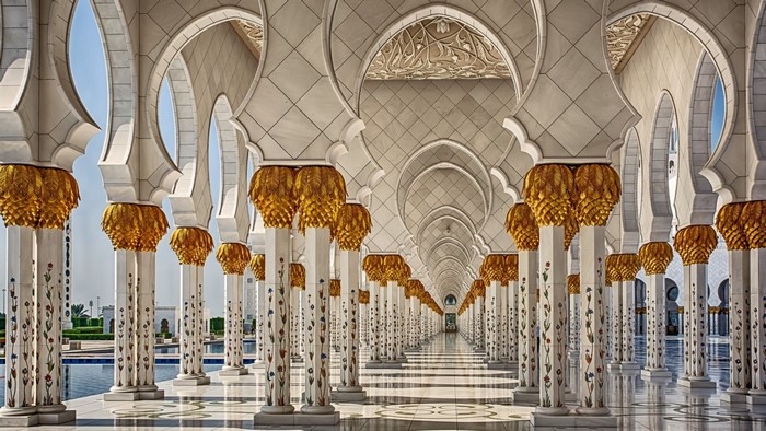Abu Dhabi Elegant Architectural Columns