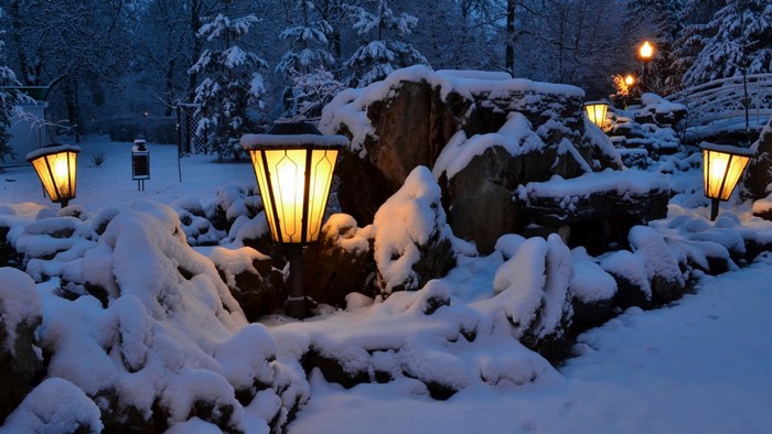 4K Lanterns in Snowy Park