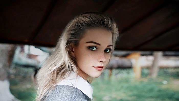 Young woman with blonde hair and freckles