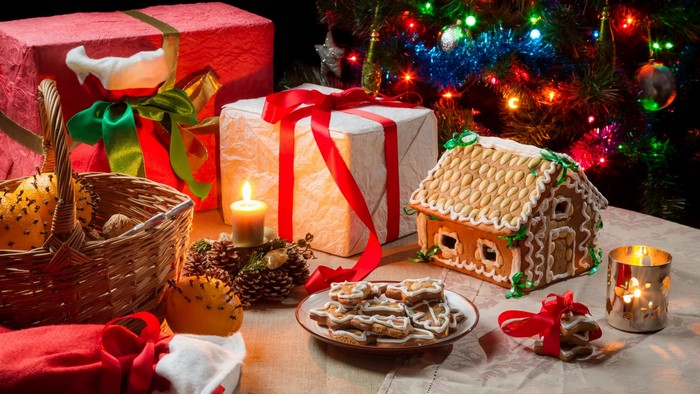 4K Christmas Tree with Gifts and Gingerbread House