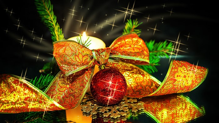 4K Christmas candle with ribbon and ornament