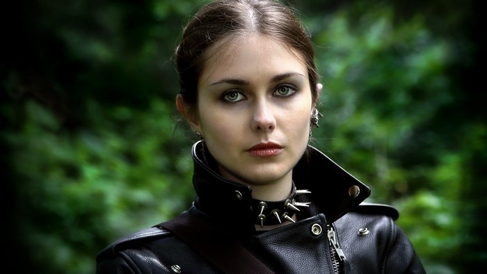 Girl with dark makeup and spiked collar