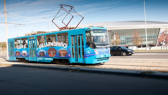 Blue tram with advertisement for Philharmonic