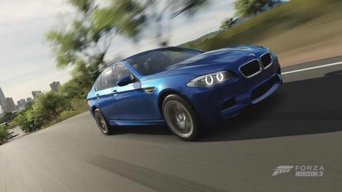 Blue BMW M5 driving in Forza Horizon 3