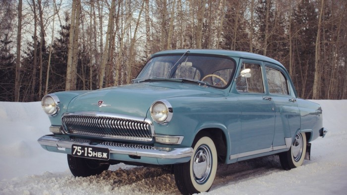 Blue Volga 21 car in snow