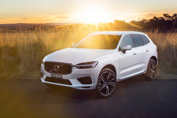 White Volvo XC60 T8 Inscription Plug-in Hybrid SUV