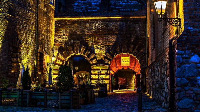 4K Berlin Alleyway at Night