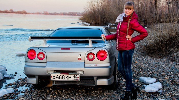 Girl with Nissan Skyline R34