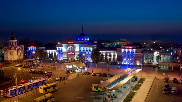Donetsk railway station at night