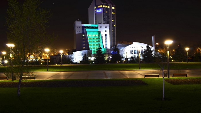 Hotel Victoria at night