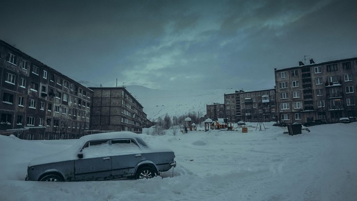 Abandoned car in snowy Kirovsk