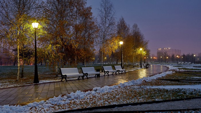 Park in Tsaritsyno during autumn with snow