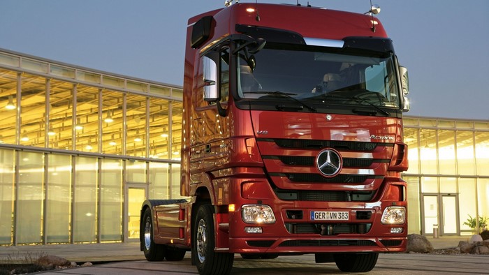 Red Mercedes Actros V8 Truck