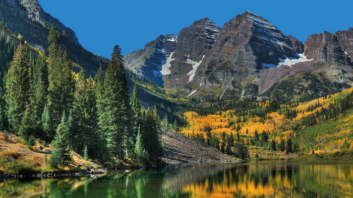 Maroon Bells mountain valley with autumn foliage