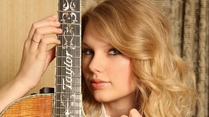 Taylor Swift with Taylor guitar