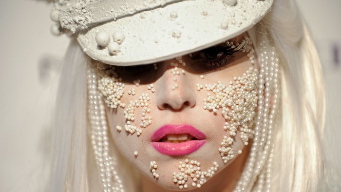 Lady Gaga with pearl makeup