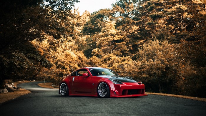 Red Nissan 350z Tuning on a Winding Road