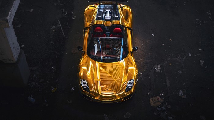 Gold Porsche 918 Spyder from above