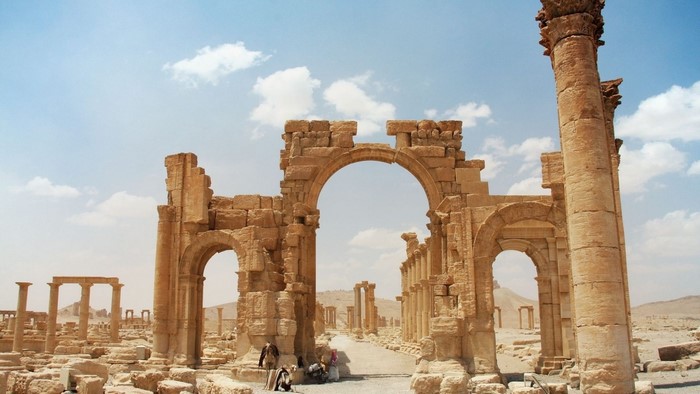 Palmyra ruins and arch in Syria