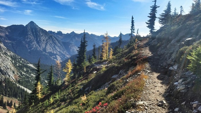 Mountain trail in Washington during fall