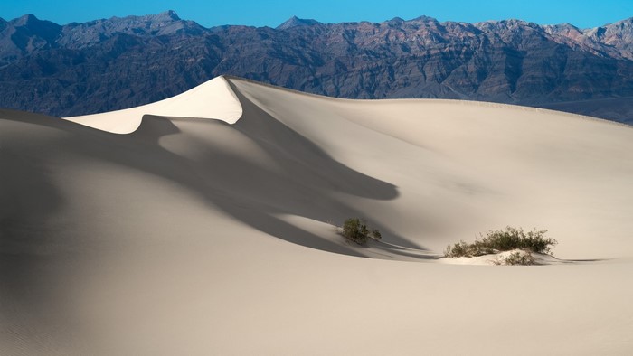 Sand dunes and mountains in Death Valley National Park