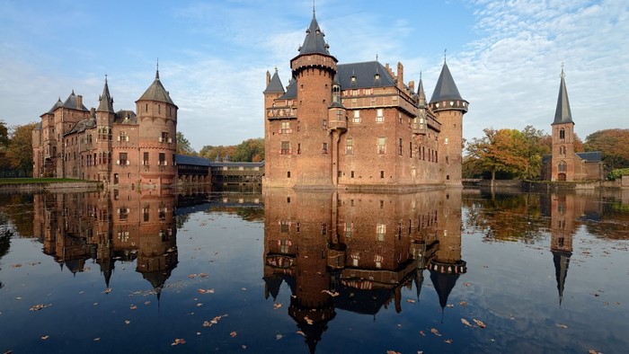 Kasteel De Haar Castle reflected in water