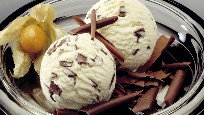 Chocolate chip vanilla ice cream with physalis and chocolate shavings