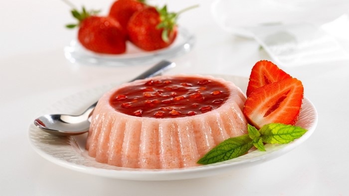 Strawberry Jelly Dessert with Fresh Strawberries