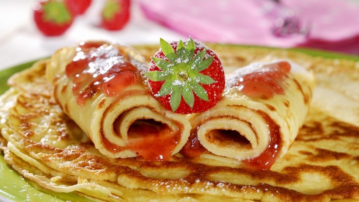 Rolled Pancakes with Strawberry and Powdered Sugar