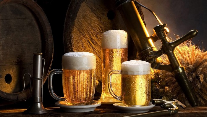 Beer mugs and barrels with tap