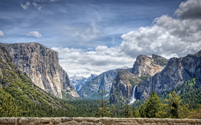 Yosemite Valley with El Capitan and Bridalveil Fall