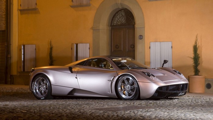 Pagani Huayra parked in front of a building