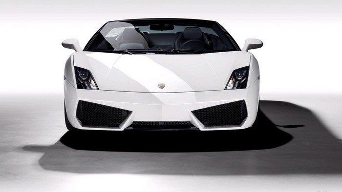 White Lamborghini Gallardo LP560-4 Spyder