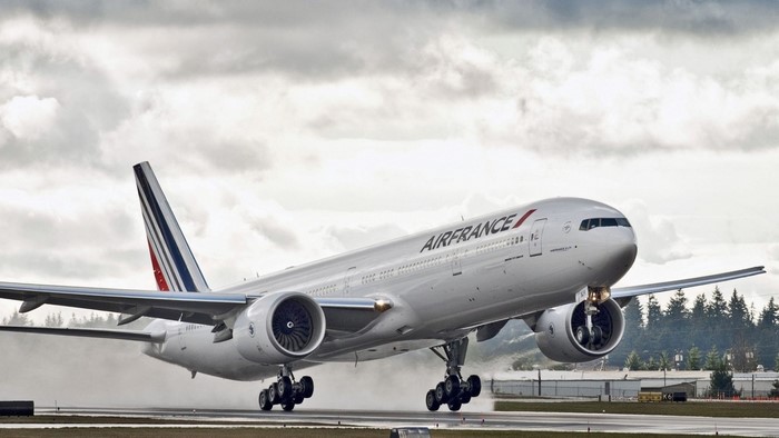 Air France Boeing 777 landing